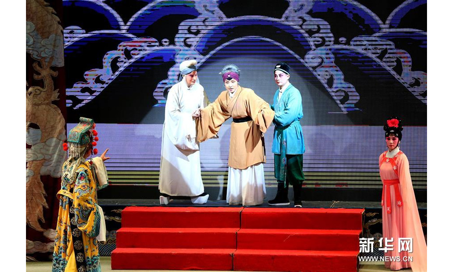 12月11日，演员表演《狸猫换太子》。新华社记者 贾浩成 摄