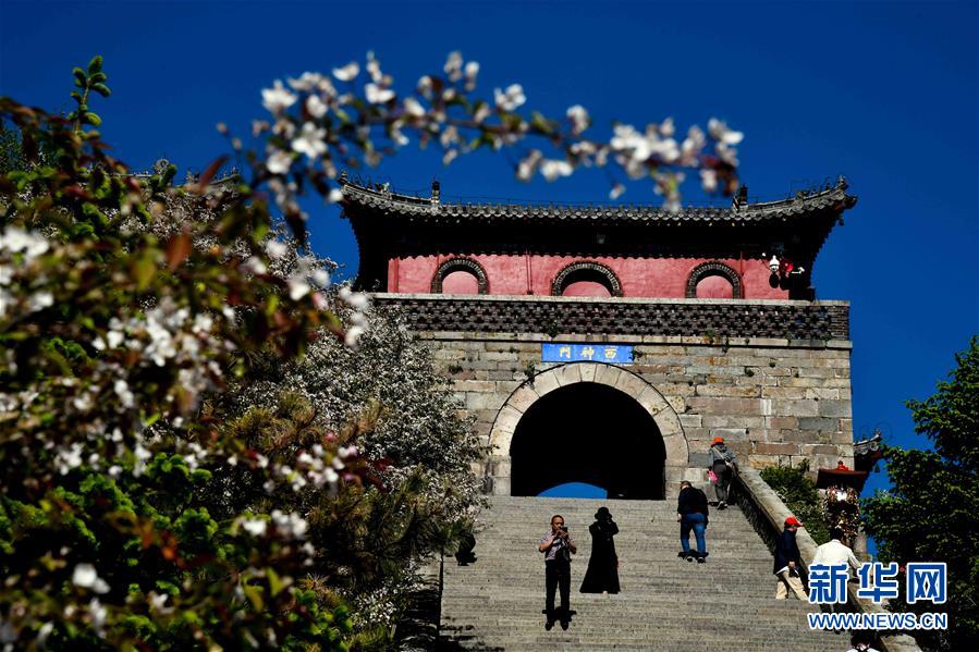 5月20日，游客在泰山西神门游览。 泰山位于中国山东省的中部，主峰玉皇顶海拔1545米。初夏的泰山，风景如画，吸引游客前来参观游览。 新华社记者郭绪雷摄