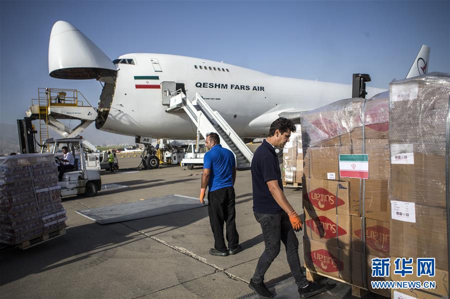 8月5日，工作人员在伊朗德黑兰麦赫拉巴德机场装载救援物资。 黎巴嫩首都贝鲁特4日发生大爆炸，目前已造成135人死亡、约5000人受伤。据伊朗媒体报道，伊朗已开始向黎巴嫩运送大批食品、药品及医疗设备等救援物资。 新华社发（艾哈迈德·哈拉比萨斯摄）