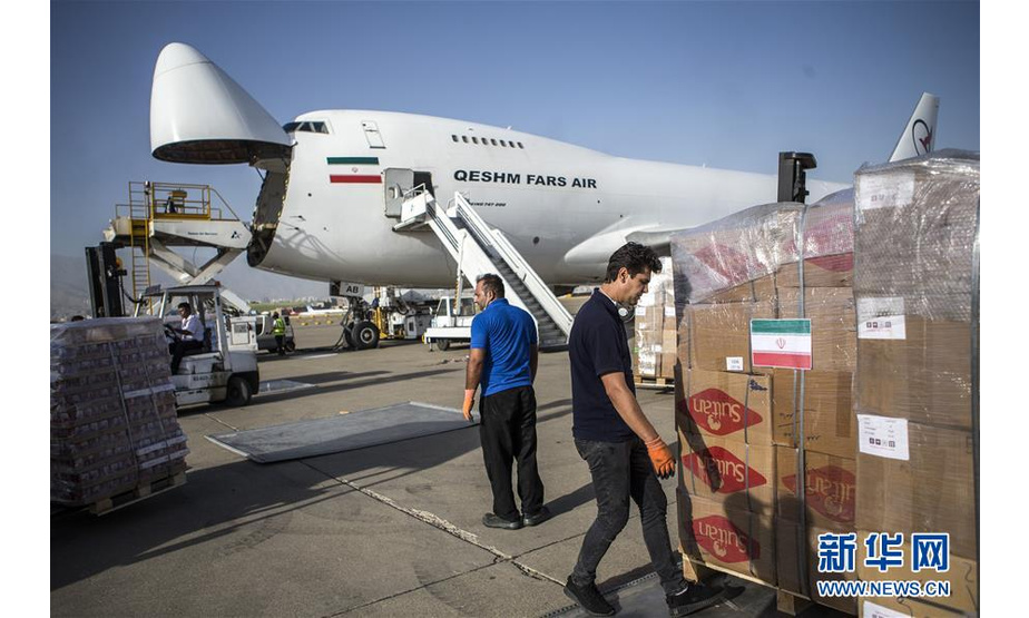 8月5日，工作人员在伊朗德黑兰麦赫拉巴德机场装载救援物资。 黎巴嫩首都贝鲁特4日发生大爆炸，目前已造成135人死亡、约5000人受伤。据伊朗媒体报道，伊朗已开始向黎巴嫩运送大批食品、药品及医疗设备等救援物资。 新华社发（艾哈迈德·哈拉比萨斯摄）