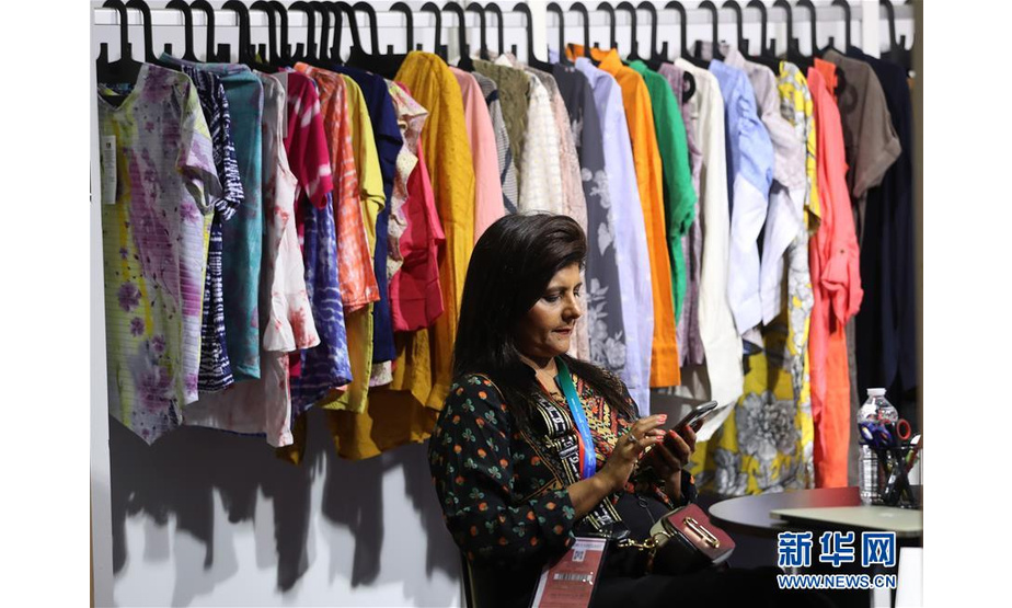 9月17日，在法国巴黎北郊布尔歇展览中心举行的第22届中国纺织品服装贸易展览会上，一名印度展商在展台工作。 第22届中国纺织品服装贸易展览会（巴黎）（简称“秋季巴黎展”）9月16日至19日在布尔歇展览中心举行。 新华社记者 高静 摄