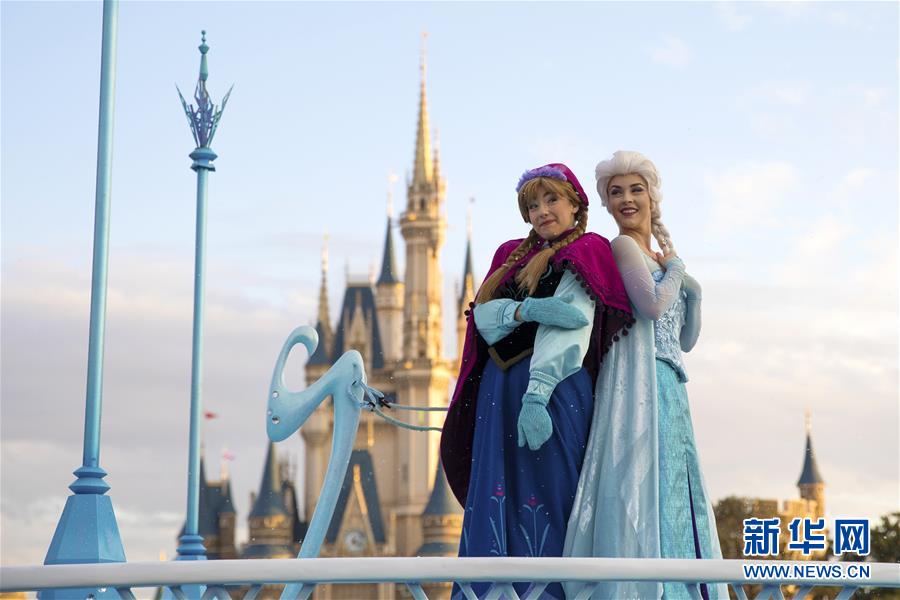 11月7日，在日本东京迪士尼乐园，装扮成迪士尼卡通人物的演员在圣诞巡游上表演。当日起至12月25日，日本东京迪士尼乐园及东京迪士尼海洋乐园举行圣诞巡游活动，吸引游人前来观看游玩。 新华社记者杜潇逸摄