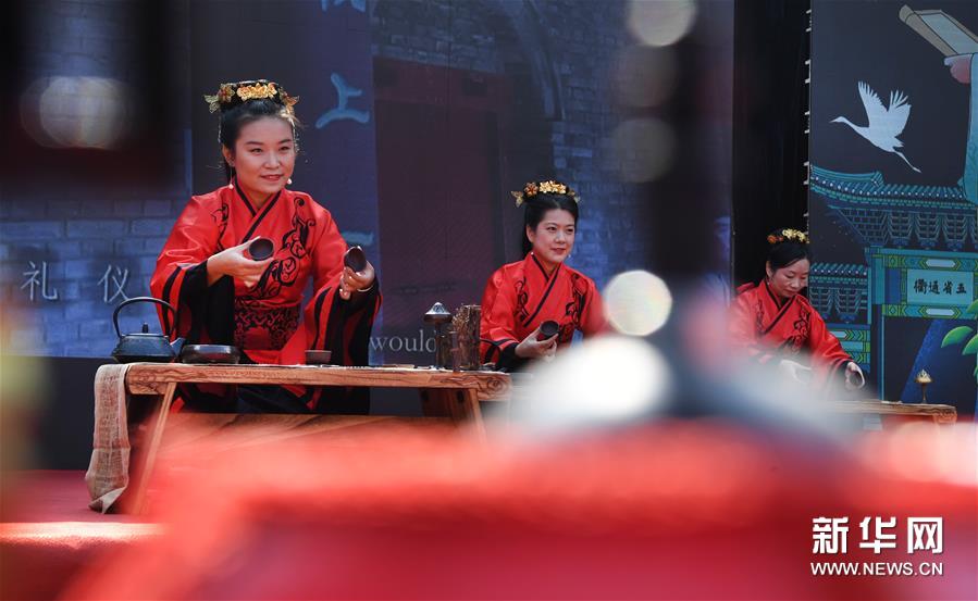 10月19日，在徐州市户部山历史街区，演员身着汉服进行茶艺表演。 新华社记者 陶明 摄