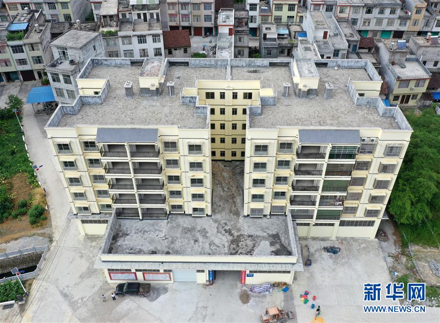 这是广西大化瑶族自治县六也乡豆也村易地扶贫搬迁安置点及大化文江六也电子厂（8月15日无人机拍摄）。 广西大化瑶族自治县在脱贫攻坚中，在加大易地扶贫搬迁安置点建设力度的同时，加强安置点扶贫车间建设。目前，全县在乡镇安置点已建成7个扶贫车间，可提供超过500个就业岗位，帮助搬迁群众实现就近就业，增收脱贫。 新华社记者 陆波岸 摄