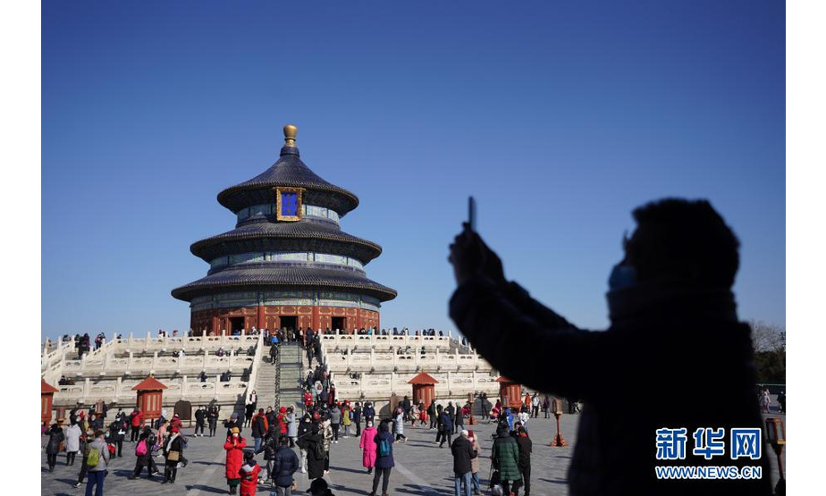 2月17日，游客在天坛公园参观游览。

　　2月17日是春节假期最后一天，北京天气晴朗，不少市民游客在天坛公园参观游览，欢度假期。今年春节期间，包括天坛公园在内的北京市属10家公园实行限量、预约、免费开放，吸引市民游客前来参观游览。

　　新华社记者 鞠焕宗 摄