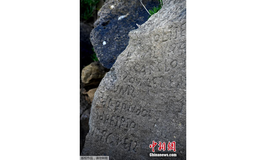 当地时间2019年5月7日，法国布列塔尼Plougastel-Daoulas村，当地一块岩石上被发现刻有可能追溯到18世纪的铭文。地方当局面向全国发起了一项征集活动，悬赏2000欧元（约合1.5万元人民币）寻找能够破解这些文字内容的人。