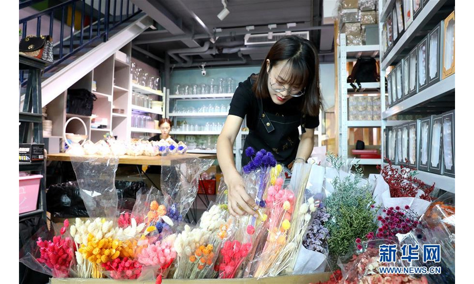 8月19日，在石家庄市“那些花儿”创意工作室，工作人员在整理“永生花”花束。 新华社记者 赵丹惠 摄