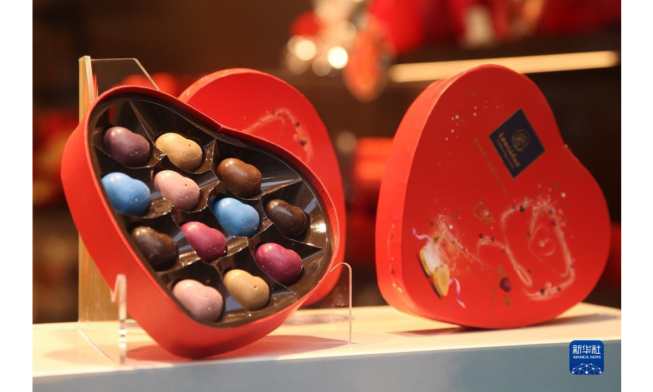 这是2月8日在比利时布鲁塞尔的一家商店拍摄的“情人节”主题巧克力。

　　随着2月14日情人节的临近，比利时巧克力商家近日陆续推出各色新品，吸引顾客。比利时巧克力蜚声世界，享有“巧克力王国”的美誉。新华社记者 郑焕松 摄