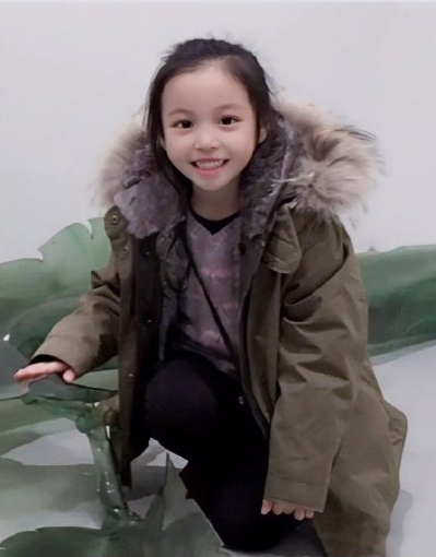 赵薇女儿近照曝光11岁小四月越长越漂亮
