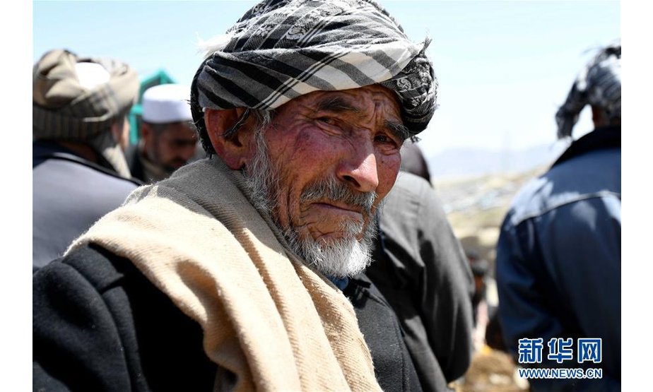 4月23日，在阿富汗首都喀布尔郊外的一处公共墓地，一位失去儿子的父亲陷入悲伤。新华社记者代贺摄