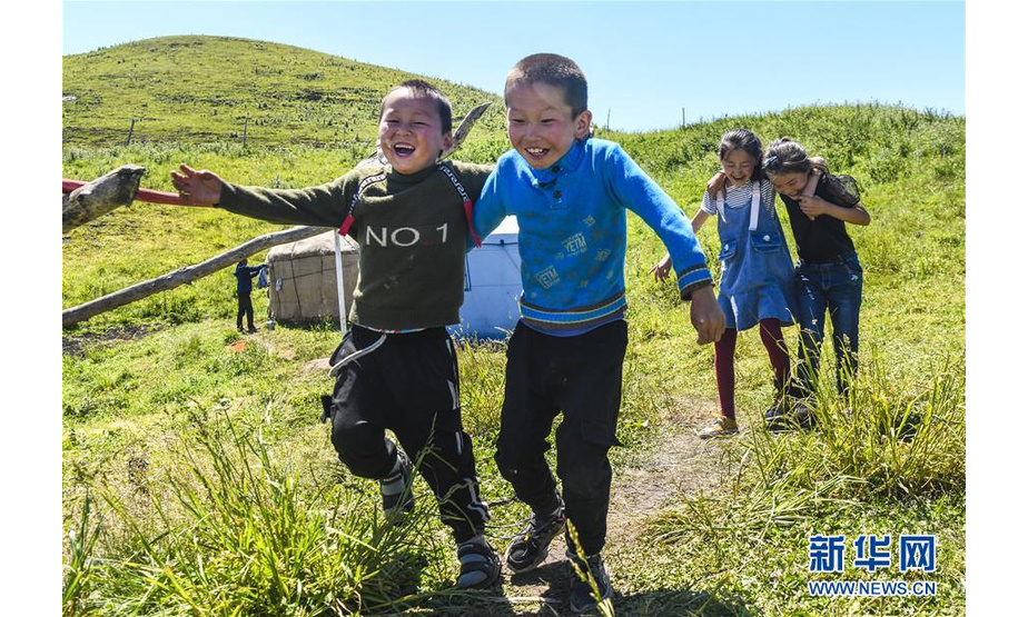 在新疆特克斯县境内的夏牧场里，小朋友在玩耍（7月2日摄）。新华社记者 王菲 摄