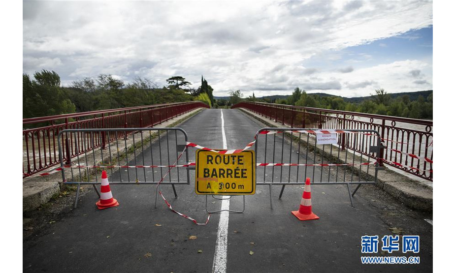 10月15日，在法国奥德省拉格拉斯，一座桥梁因河水暴涨而关闭。法国南部奥德省15日上午骤降暴雨，造成至少13人死亡。 新华社发（伊德里斯·比古-吉勒 摄）