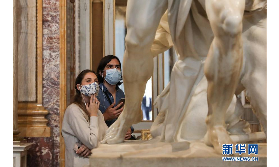 5月20日，在意大利首都罗马，人们戴着口罩参观重新开放的博尔盖塞美术博物馆。 意大利民事保护部20日发布的数据显示，该国新冠疫情继续缓解，当天现有患者比前一天减少2377人，降至62752人；新增治愈病例2881例，累计治愈132282例。 新华社记者 程婷婷 摄