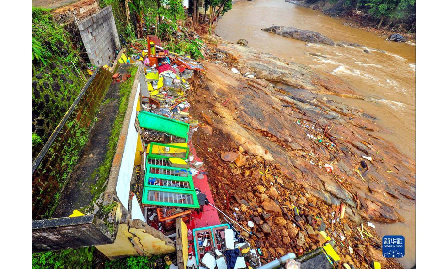 这是10月20日在印度喀拉拉邦戈德亚姆拍摄的遭洪水破坏的房屋。

　　印度南部喀拉拉邦近日持续遭暴雨袭击，多地发生洪水和山体滑坡，造成至少27人死亡。

　　新华社发