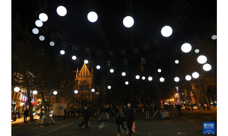 10月28日，人们在比利时布鲁塞尔观看灯光艺术作品。

　　当日，为期十天的布鲁塞尔灯光节开幕，散布城中的十多处大型灯光艺术作品吸引观众体验光影魅力。

　　新华社记者郑焕松摄
