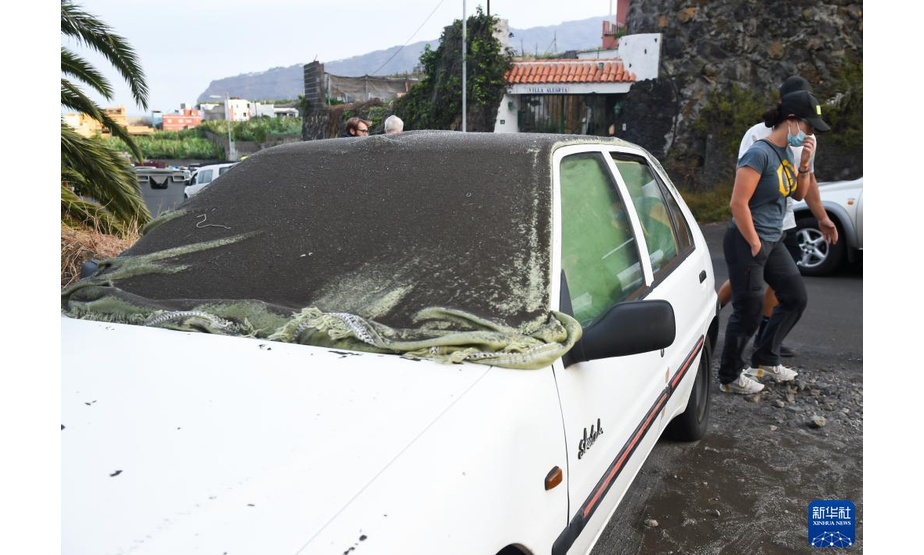 9月22日，在西班牙加那利群岛拉帕尔马岛上，汽车车身上覆盖着老昆布雷火山喷发出的火山灰。

　　由于老昆布雷火山喷发，目前当地约有6000名居民从家中撤离。

　　新华社发（古斯塔沃·巴连特摄）