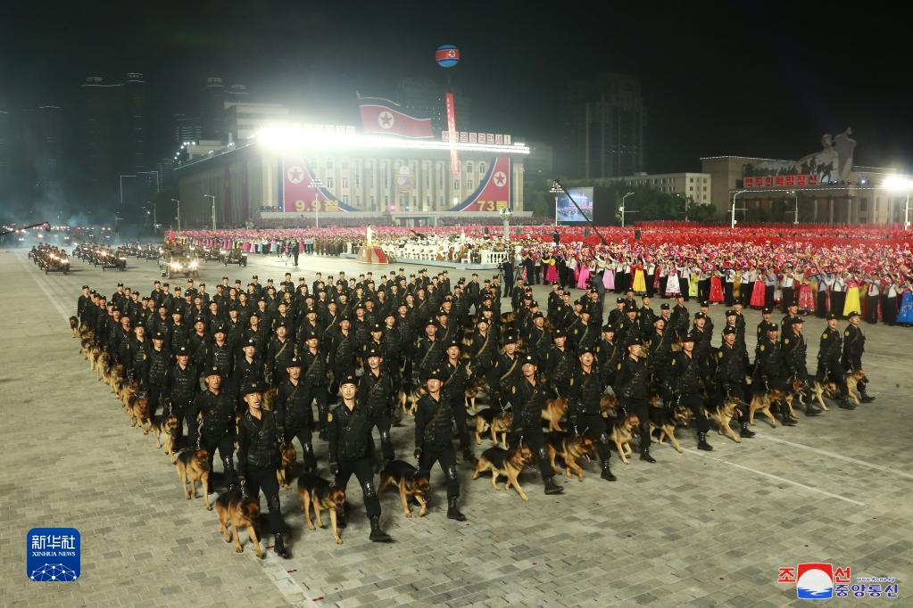 这张朝中社9月9日提供的图片显示的是9日零点开始在平壤市中心的金日成广场举行的民间及安全武装力量阅兵式现场。

　　为庆祝朝鲜民主主义人民共和国成立73周年，朝鲜于9日零点开始在首都平壤市中心的金日成广场举行民间及安全武装力量阅兵式，朝鲜劳动党总书记金正恩出席并检阅了部队。

　　新华社/朝中社