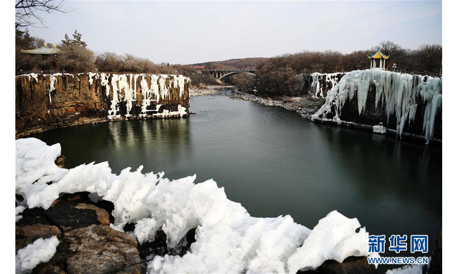 这是吊水楼瀑布的冰瀑景观（2月24日摄）。 去冬今春以来，黑龙江省镜泊湖的吊水楼冰瀑景色壮观，吸引许多游人前来观赏。 新华社记者 王建威 摄
