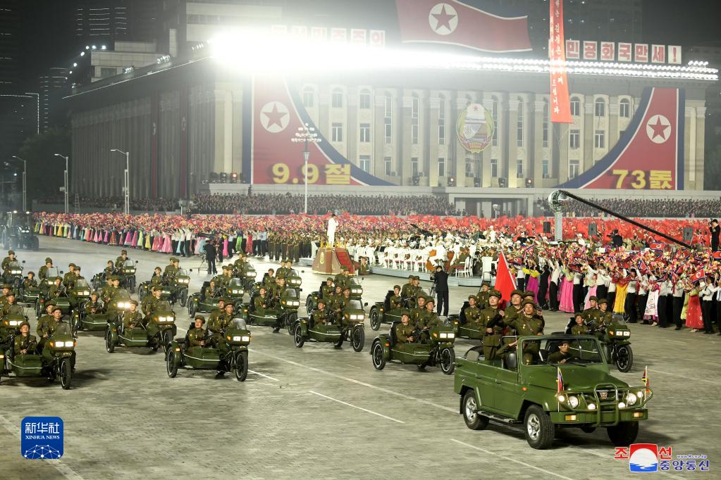 这张朝中社9月9日提供的图片显示的是9日零点开始在平壤市中心的金日成广场举行的民间及安全武装力量阅兵式现场。

　　为庆祝朝鲜民主主义人民共和国成立73周年，朝鲜于9日零点开始在首都平壤市中心的金日成广场举行民间及安全武装力量阅兵式，朝鲜劳动党总书记金正恩出席并检阅了部队。

　　新华社/朝中社