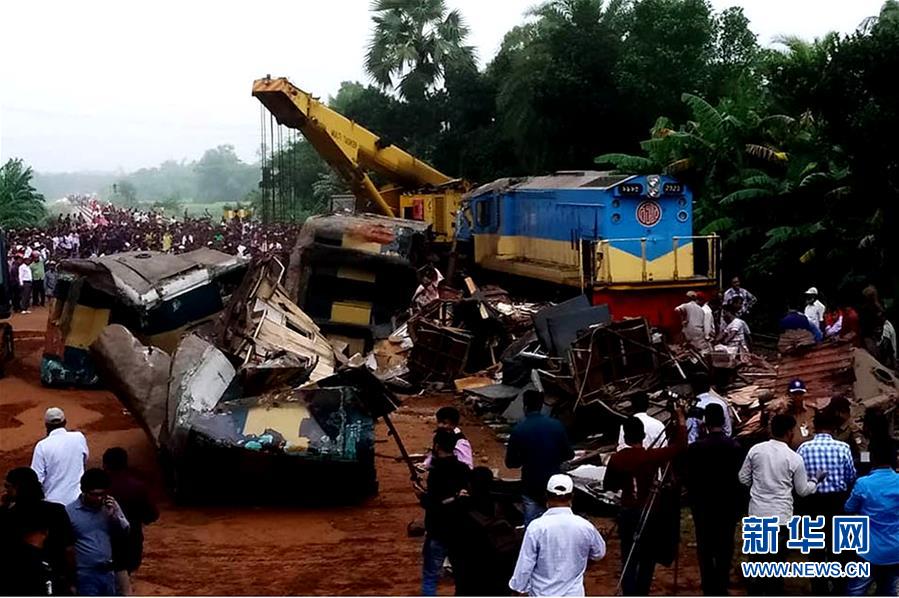 11月12日，在孟加拉国东北部婆罗门巴里亚地区，人们聚集在事故现场。新华社发