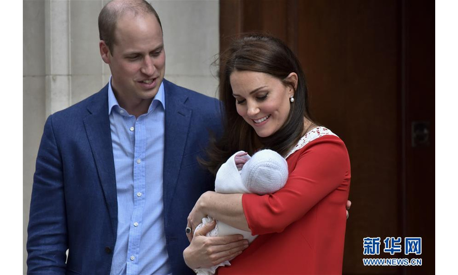 4月23日，在英国伦敦，威廉王子、凯特王妃和刚出生的小王子在圣玛丽医院外亮相。新华社发（史蒂芬·程 摄）