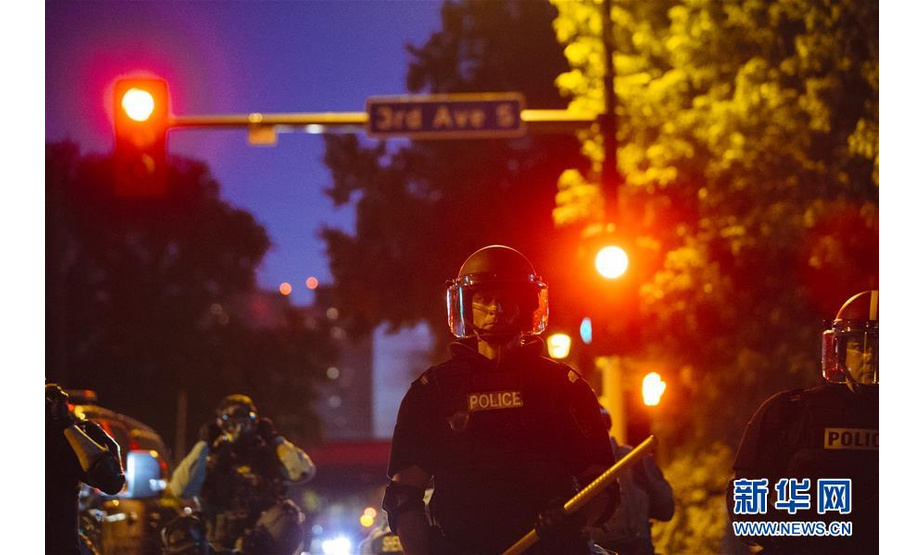 5月30日晚，在美国明尼苏达州明尼阿波利斯市，防暴警察在街头警戒。新华社发（安格斯·亚历山大摄）