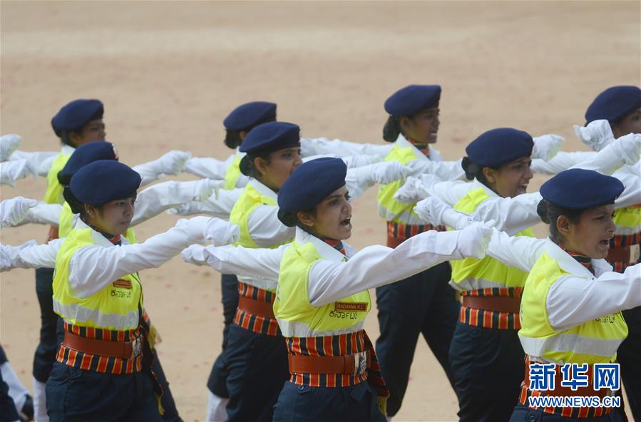 8月15日，在印度班加罗尔，印度民防代表队在独立日庆祝活动中参与列队检阅。 新华社发
