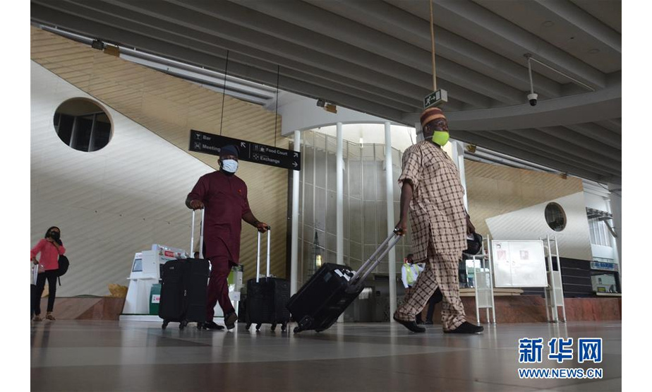 7月8日，旅客走在尼日利亚阿布贾机场的航站楼内。 新华社发（奥拉屯基·奥巴萨摄）