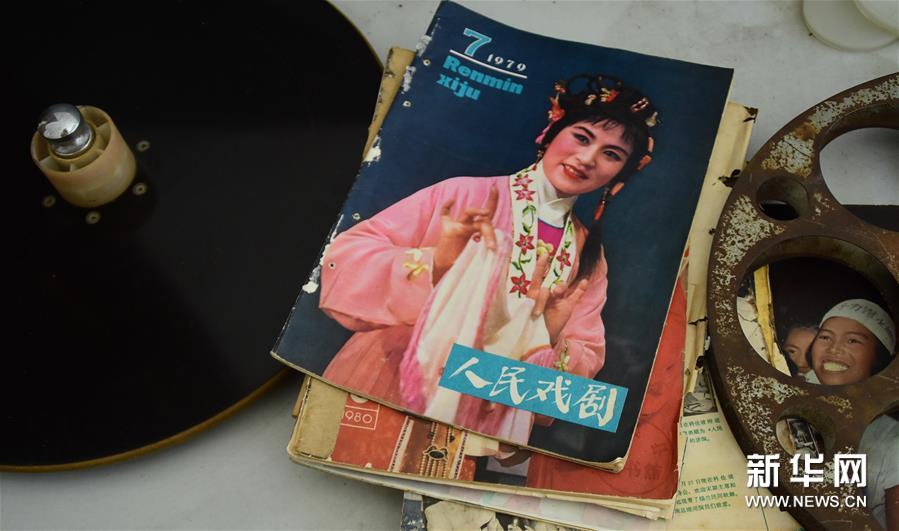 6月30日，朱强的家中随处可见与电影相关的老物件。新华社记者 郑梦雨 摄