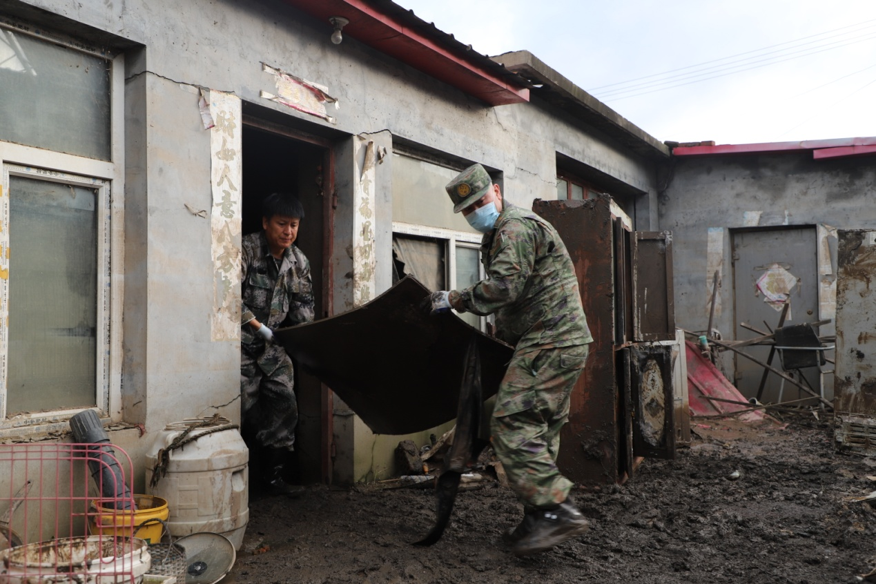 黑龙江省牡丹江军分区官兵民兵持续奋战在灾后重建一线