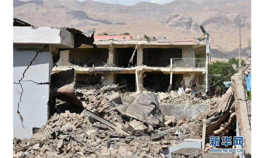 　　这是袭击现场受损的建筑（7月13日摄）。 阿富汗政府官员13日证实，阿北部萨曼甘省首府艾巴克市当天上午发生的一起汽车炸弹袭击已造成至少14人死亡、63人受伤。 新华社发（卡瓦·巴沙拉特 摄）

