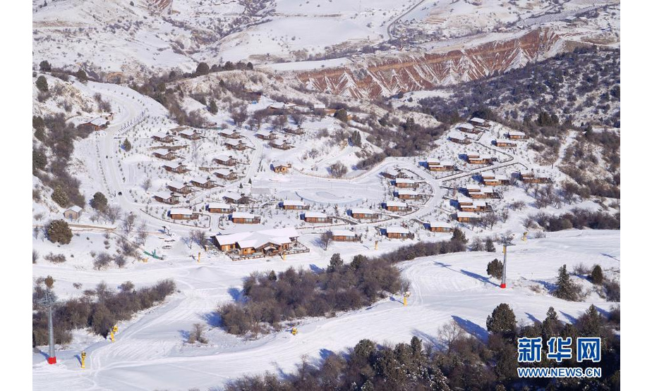这是11月21日在乌兹别克斯坦首都塔什干附近的山区拍摄的雪景。

近日受寒流南下影响，乌兹别克斯坦大部分地区迎来降雪，位于首都塔什干附近的山区雪景动人。 新华社发（扎法尔摄）