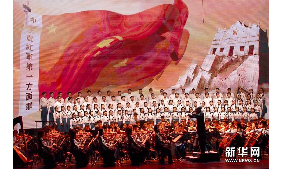 10月15日，上海音乐学院师生在上音歌剧院演出《长征组歌》。新华社记者 任珑 摄