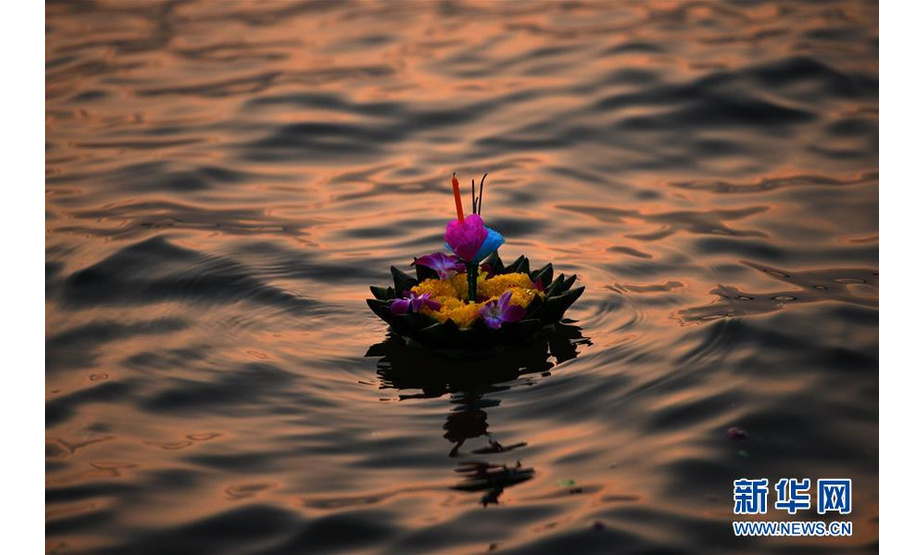 　这是11月11日泰国民众在曼谷周边的湄南河上放的水灯。 当日是泰国传统节日水灯节，泰国各地民众前往河流或湖泊沿岸施放水灯，祈求流水带走厄运，未来幸福如意。 新华社发 （拉亨 摄）