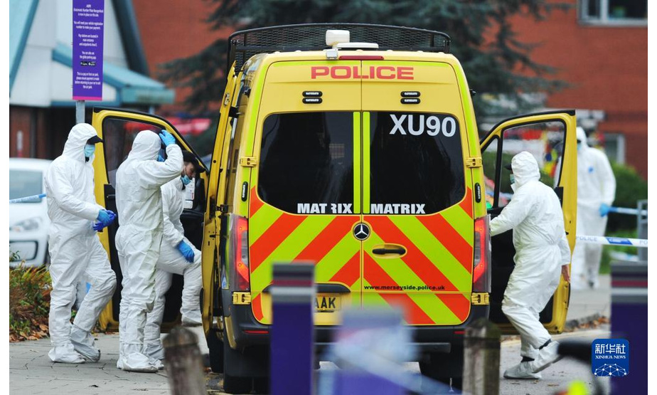 11月15日，法医在英国利物浦市发生汽车爆炸事件的医院外工作。

　　英国警方15日宣布，14日发生在利物浦的汽车爆炸事件为恐怖袭击。警方依据反恐法已逮捕4人。

　　当地时间14日11时左右，一辆出租车在利物浦市中心一家医院外发生爆炸，造成车内1人死亡、1人受伤。