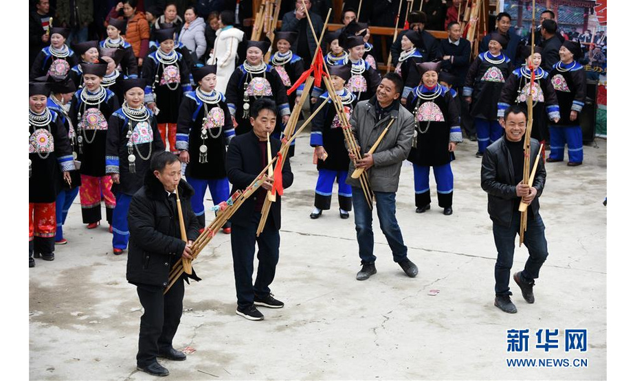 3月23日，群众在跳芦笙舞。 连日来，在贵州省剑河县岑松镇岑松社区对门寨，来自周边村寨的少数民族群众欢聚一堂，通过跳芦笙舞、对情歌、唱苗族古歌等方式，欢度民族芦笙歌舞文化节。 新华社记者 杨文斌 摄