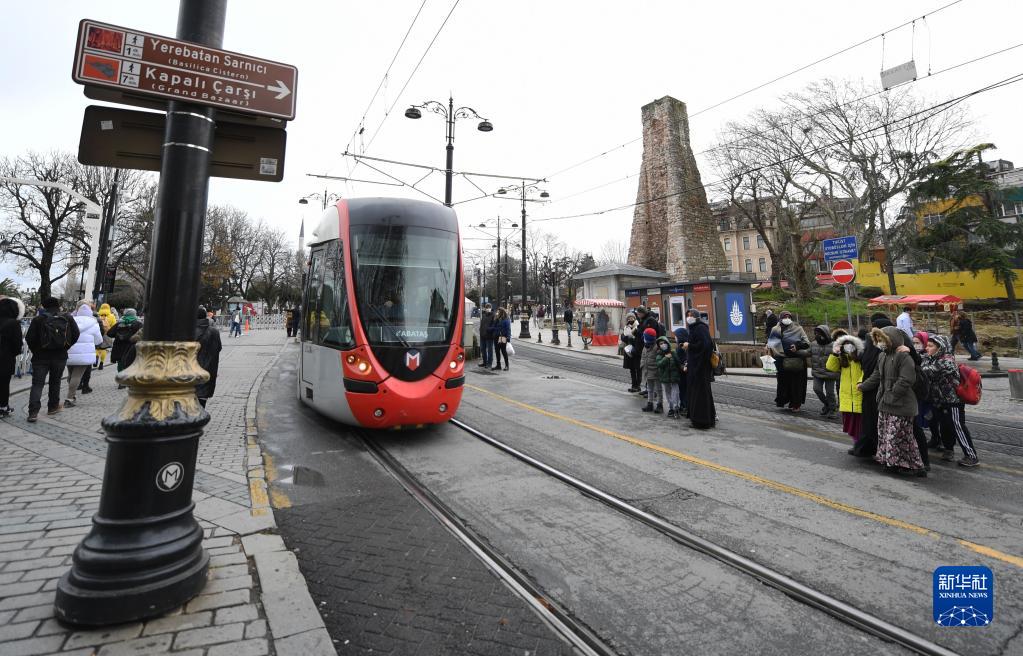 12月18日，游客在土耳其伊斯坦布尔等待一有轨电车驶过。

　　据土耳其伊斯坦布尔省文化和旅游局公布的最新数据，今年前10个月，到伊斯坦布尔旅游的外国游客已达到700万人次。受新冠疫情影响，去年前11个月，到伊斯坦布尔旅游的外国游客约为460万人次。伊斯坦布尔旅游业正逐步复苏。

　　新华社记者 沙达提 摄