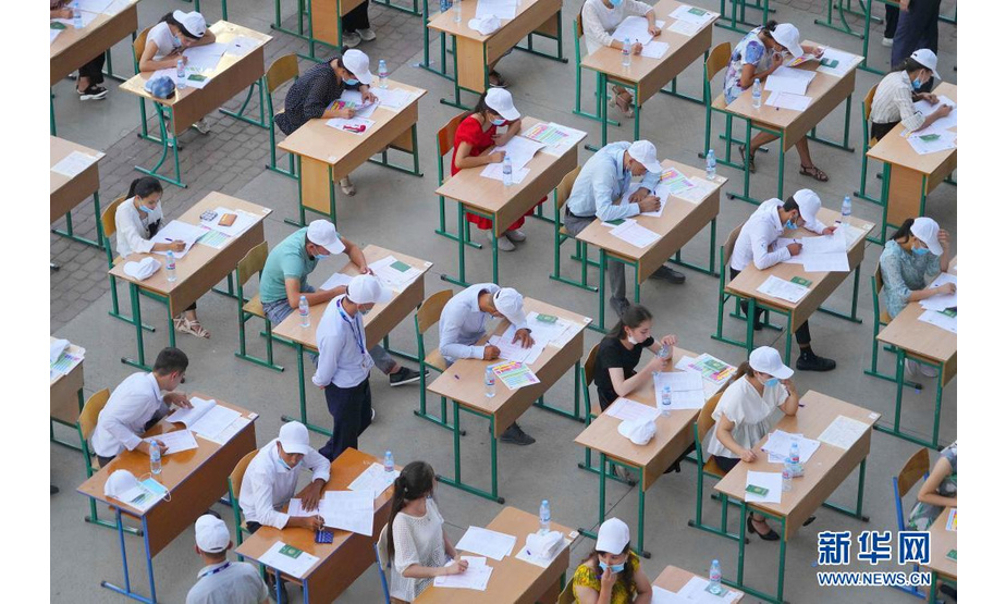 8月5日，在乌兹别克斯坦首都塔什干一室外公共场所，学生们参加高考。

　　当日，乌兹别克斯坦举行全国高考首场考试，本次高考季将持续12天。受新冠疫情影响，今年乌兹别克斯坦继续把高考考点设置在室外公共场所。

　　新华社发（扎法尔摄）