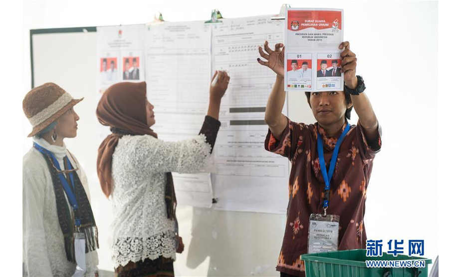4月17日，在印尼雅加达一处投票站，印尼选举委员会的工作人员开始统计选票。新华社记者 杜宇 摄