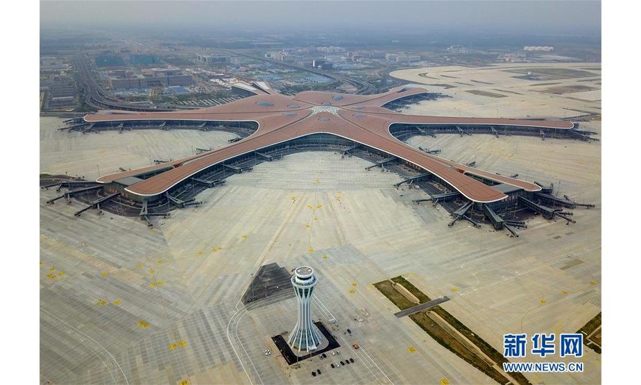 这是6月25日无人机拍摄的北京大兴国际机场西塔台和航站楼。 当日，北京大兴国际机场西塔台通过竣工验收并整体交付使用。西塔台被誉为“凤凰之眼”，未来将担负北京大兴国际机场70%以上的飞机起降指挥任务。 新华社记者 张晨霖 摄