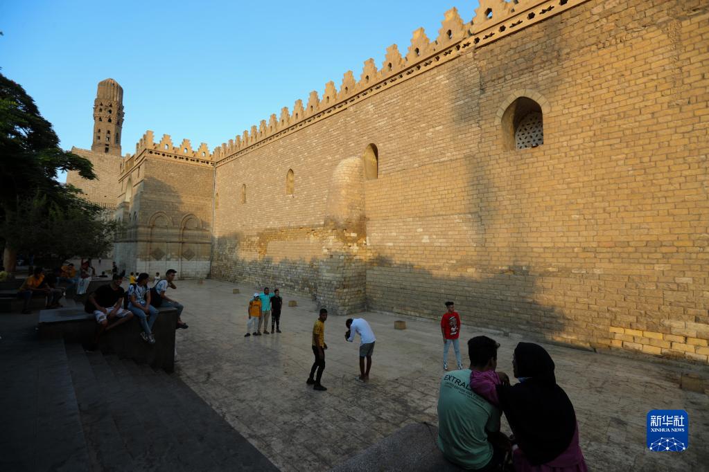 9月11日，人们在埃及开罗古城参观游览。

　　开罗古城建于公元10世纪，拥有许多古老的清真寺、宣礼塔、古市场和老街，于1979年被列入联合国教科文组织世界文化遗产名录，并获得“千塔之城”的美称。

　　新华社记者隋先凯摄