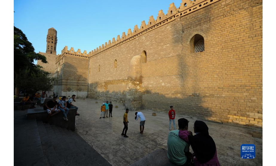 9月11日，人们在埃及开罗古城参观游览。

　　开罗古城建于公元10世纪，拥有许多古老的清真寺、宣礼塔、古市场和老街，于1979年被列入联合国教科文组织世界文化遗产名录，并获得“千塔之城”的美称。

　　新华社记者隋先凯摄