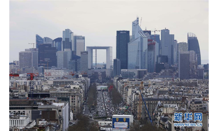 这是3月20日拍摄的法国巴黎拉德芳斯商务区。  新华社记者高静摄