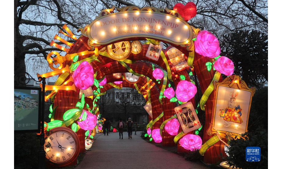 　　1月12日，游客在比利时安特卫普动物园参观第六届“中国花灯节”。

　　近日，比利时安特卫普动物园举行的第六届“中国花灯节”吸引了周边地区的大批游客。此次花灯节以欧洲童话“爱丽丝梦游仙境”为主题，由中外艺术家合作设计制造的130件大型花灯装置将安特卫普动物园装扮成了奇幻的童话世界。

　　新华社记者 郑焕松 摄