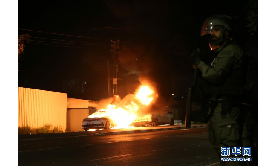 5月12日，以色列安全人员在中部城市卢德警戒。

　　以色列总理办公室12日凌晨发表声明宣布，以中部阿拉伯人与犹太人混居城市卢德进入紧急状态。

　　新华社发（穆阿迈尔·阿瓦德摄）
