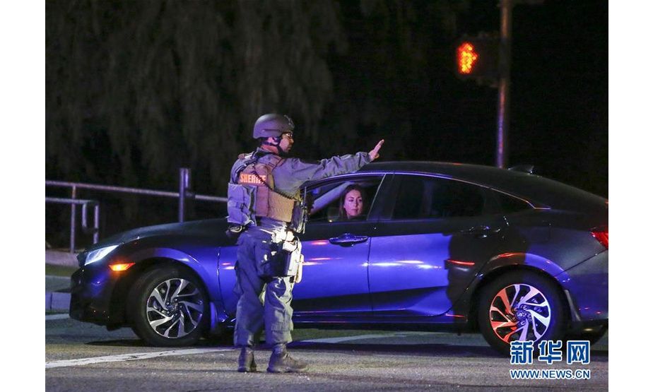 11月8日，在美国文图拉县绍森欧克斯市，警察在发生枪击事件的酒吧附近执勤。  新华社发（赵汉荣摄）