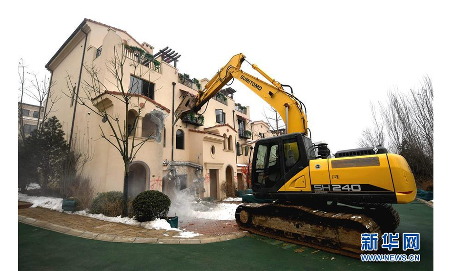 2月19日，大型机械在拆除石家庄市鹿泉区“西美金山湖”项目。  新华社记者 王晓 摄