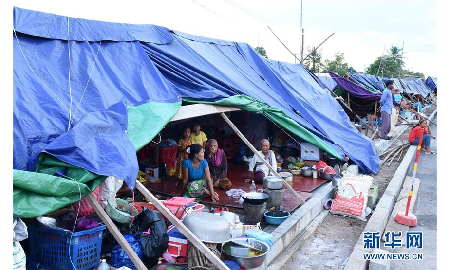 这是10月21日在柬埔寨班迭棉吉省拍摄的受灾群众。 柬埔寨首相洪森21日在柬西北部班迭棉吉省表示，近期洪灾已导致柬34人丧生。柬埔寨国家灾难管理委员会19日说，雨季暴雨加上热带风暴带来的洪灾已影响到柬19个省和直辖市，逾31万人受灾，超过7.3万栋房屋、29万公顷农田被淹，政府已出动军队等开展抗洪救灾、帮助民众撤离，已有3.7万余人被疏散。 新华社发（李莱 摄）