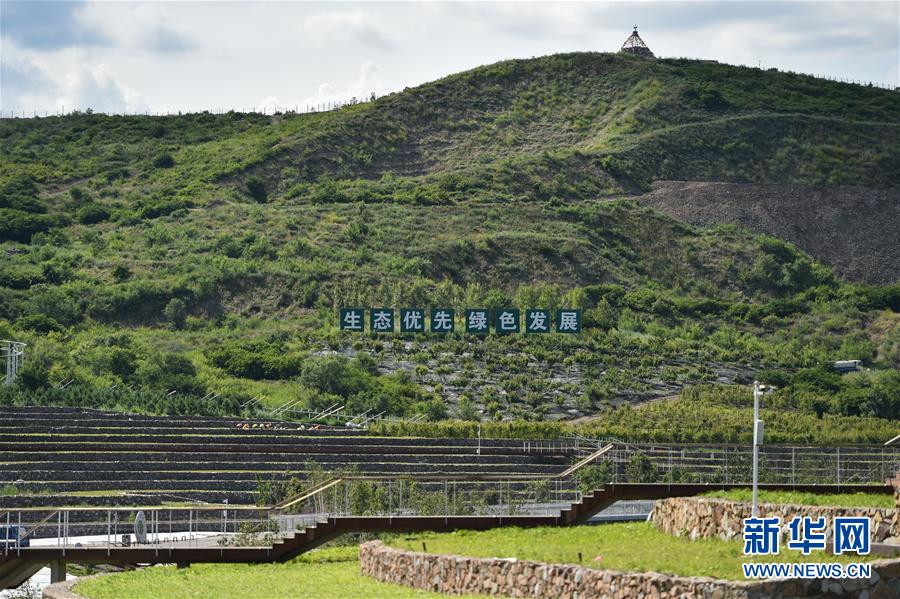 这是乌兰浩特市天骏山景色（6月30日摄）。 天骏山位于内蒙古自治区兴安盟乌兰浩特市郊区，曾因采挖石料而造成山体裸露，植被匮乏，山体上留下了多处深坑。近年来，当地政府加大生态修复力度，为天骏山增添绿色，将荒山改造成旅游景区，吸引游客前往游玩。 新华社记者 刘磊 摄
