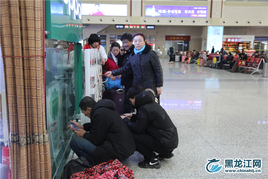 旅客排队给手机充电。 石启立 摄